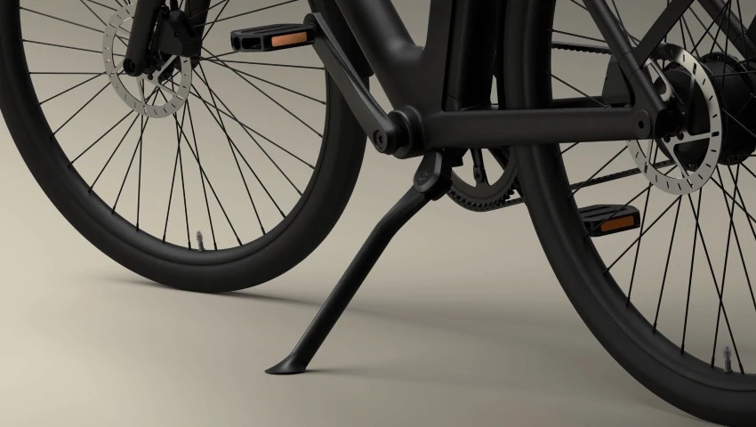 Hydraulic disc brakes & Lightweight.